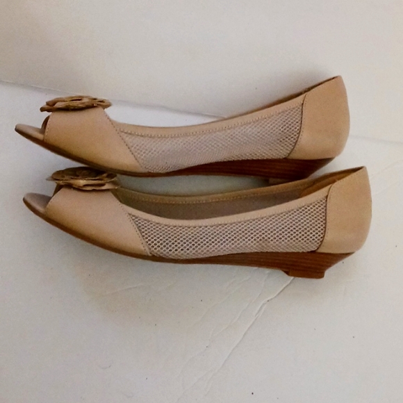 Etienne Aigner tan open toe flats-sz 7 1/2 - Picture 3 of 8